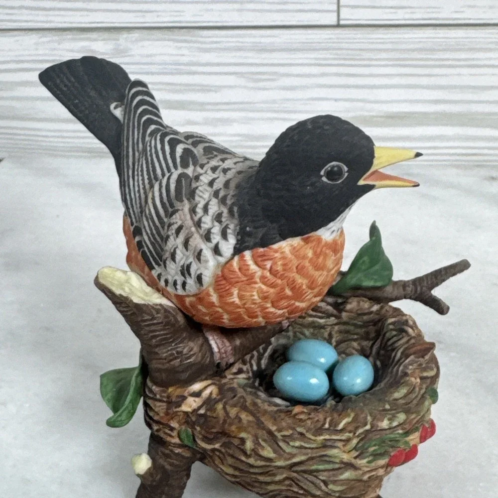 Robin Bird On Nest Eggs Ceramic Figurine Crystal Cathedral 
